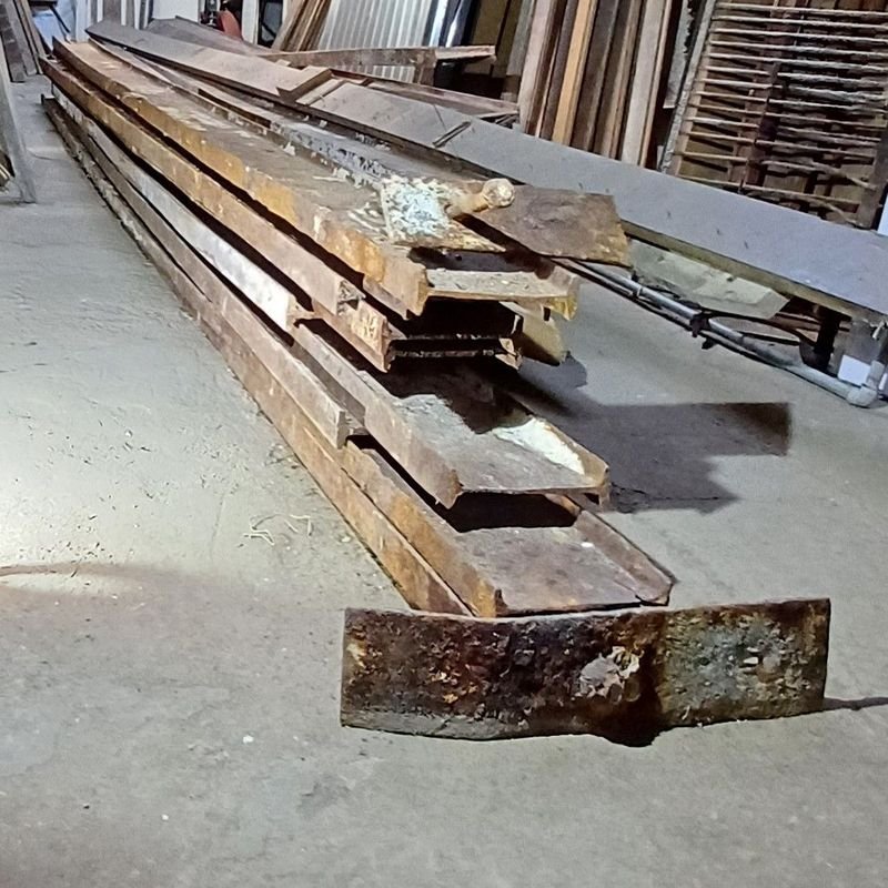 Lote siguiente: Vigas de madera y barras metálicas para construcción