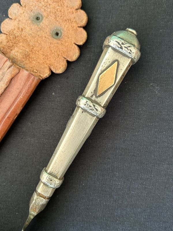 Cuchillo viejo artesanal de alta calidad con detalles únicos - imagen 2