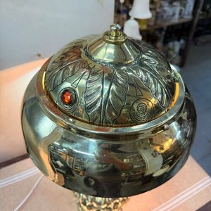 Lámpara de Mesa Antigua en Bronce con Pantalla Repujada y Cabujones - imagen 3