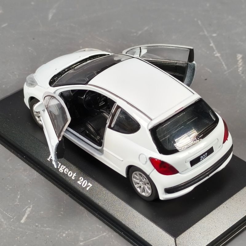 Peugeot 207 en escala 1/43, modelo de metal con detalles precisos - imagen 4