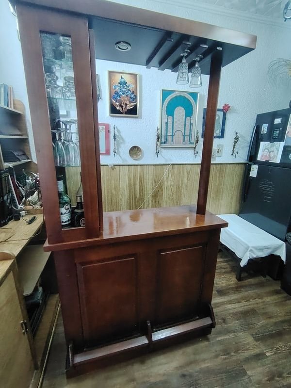 Barra de madera con cristalero y almacenamiento