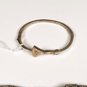 Tres Pulseras Metálicas con Detalles de Piedras - imagen 3