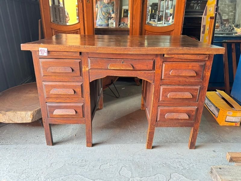 Lote anterior: Escritorio de madera con 7 cajones en buen estado