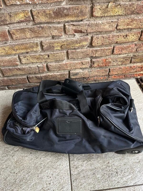 Bolso de Viaje Skyway Negro con Ruedas y Bolsillos