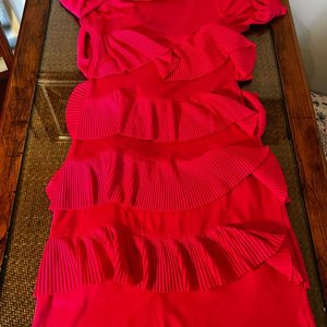 Vestido Fucsia Talle M con Mangas Largas y Volados Plisados - imagen 3
