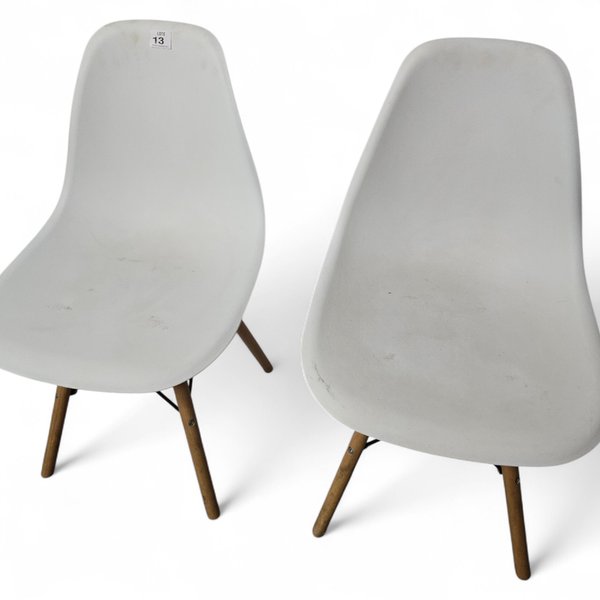 Dos sillas Eames modernas de diseño