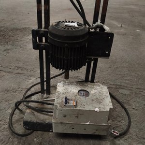 Lote siguiente: Motor Eléctrico con Estructura Metálica y Cableado
