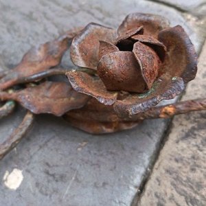 Adorno de Hierro Forjado con Flores y Herramientas de Campo Antiguas - imagen 3