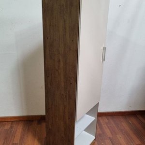 Mueble Alto Blanco y Marrón con Puerta y Estantes Abiertos - imagen 3