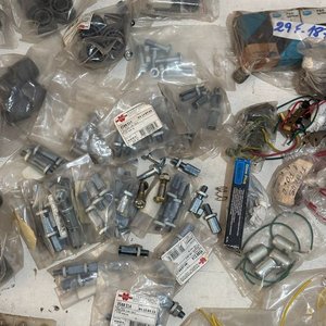 Lote de Repuestos Varios para Motocicleta: Porta Lámparas, Reguladores y Más - imagen 4