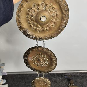 Dos Piezas Decorativas de Bronce para Colgar: Barco y Círculos - imagen 5