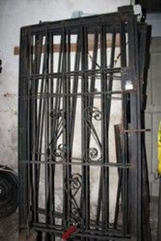 Puerta de metal en mal estado