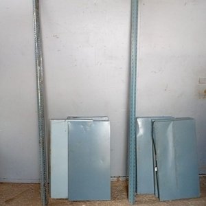 Lote siguiente: Estantería Metálica Desarmada con Estantes