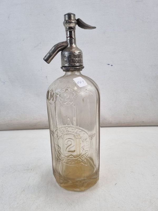 L 339 - 1 Pieza - Antiguo sifón de soda de vidrio con cabezal de metal, diseño vintage con relieves decorativos y texto grabado - Ideal para coleccionistas o decoración