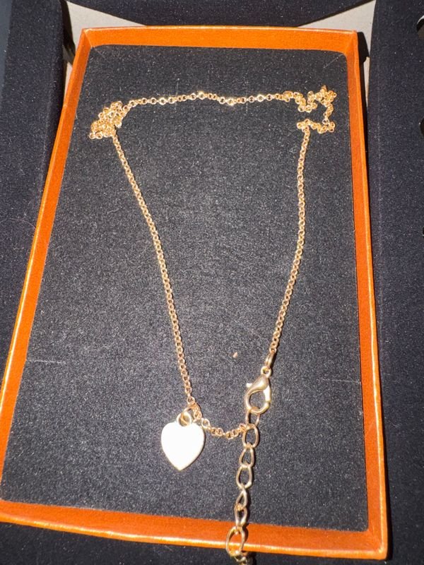 Cadena y Dije Corazón Dorado Estilo Minimalista