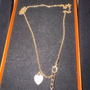 Lote siguiente: Cadena y Dije Corazón Dorado Estilo Minimalista