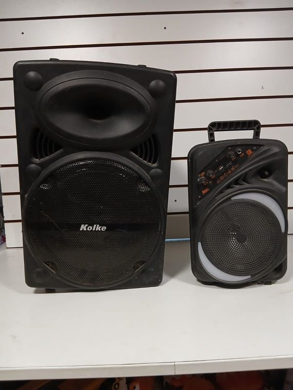 Dos Parlantes Kolke y AEK Cyber con Luces LED