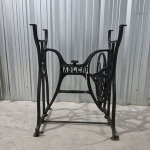 Mesa de Apoyo con Base de Hierro Fundido de Máquina de Coser Antigua Adler - imagen 4