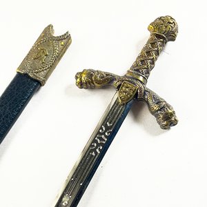 Lote de 9 piezas: Reloj de sobremesa, floreros metálicos, espada decorativa y más - imagen 4