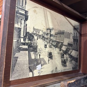 Lote anterior: Antigua Fotografía Enmarcada de Calle Histórica