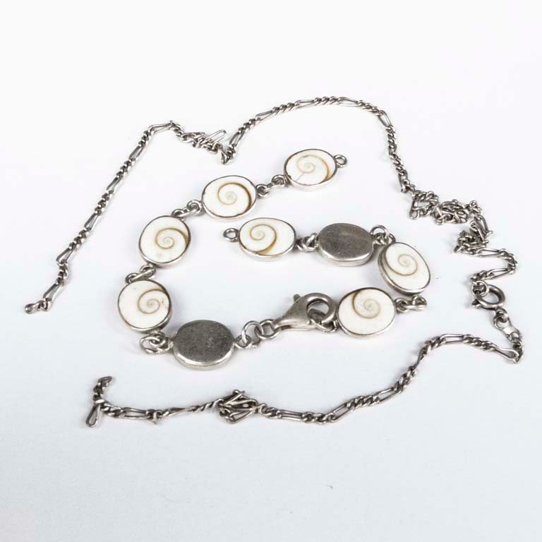 Lote siguiente: Pulsera y cadena de plata con avería