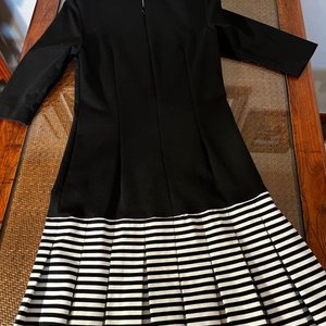 Vestido Negro con Falda Tableada Rayada Blanco y Negro Talle S - imagen 4