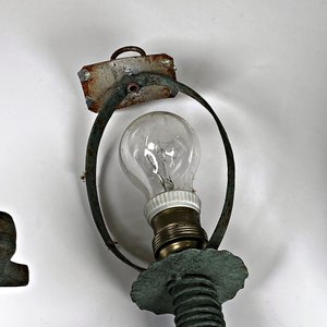 Lámpara de Hierro Artesanal Estilo Vitraux con Pantalla de Vidrio Verde y Blanco - imagen 4