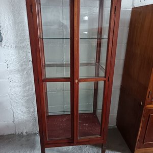 Vitrina Antigua de Madera con Puertas y Estantes de Vidrio - imagen 8
