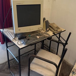 Lote anterior: Escritorio con Silla y Computadora Antigua
