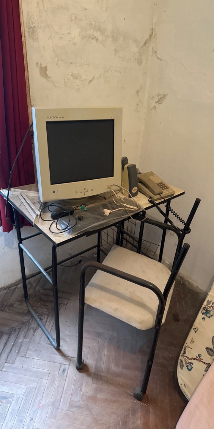 Escritorio con Silla y Computadora Antigua
