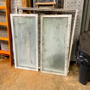 Dos piezas: dos hojas vitraux de hierro con material pegado 105 x 440 cm cada una y una ventana aluminio y vidrio con material pegado 110 x 100 cm con detalle - imagen 2