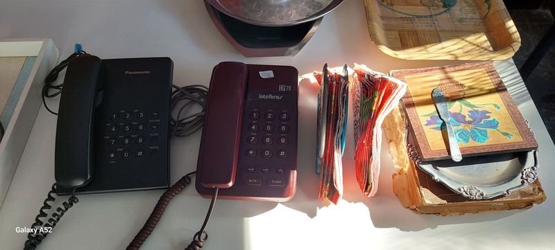 Colección de teléfonos antiguos y accesorios - imagen 3