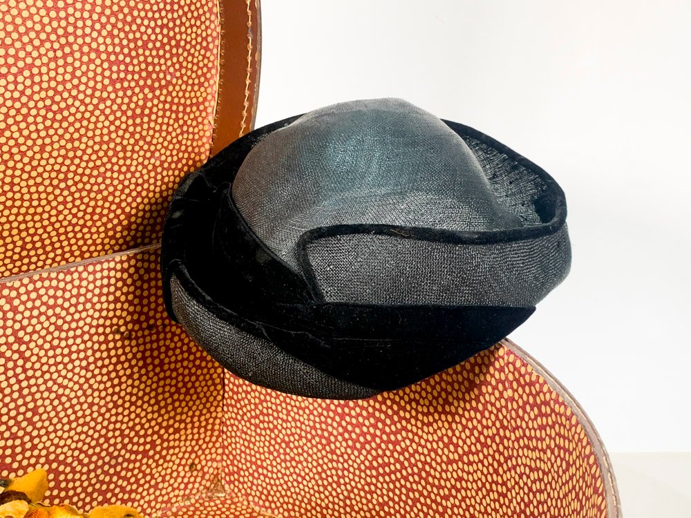 Sombrerera con sombreros y accesorios - imagen 2