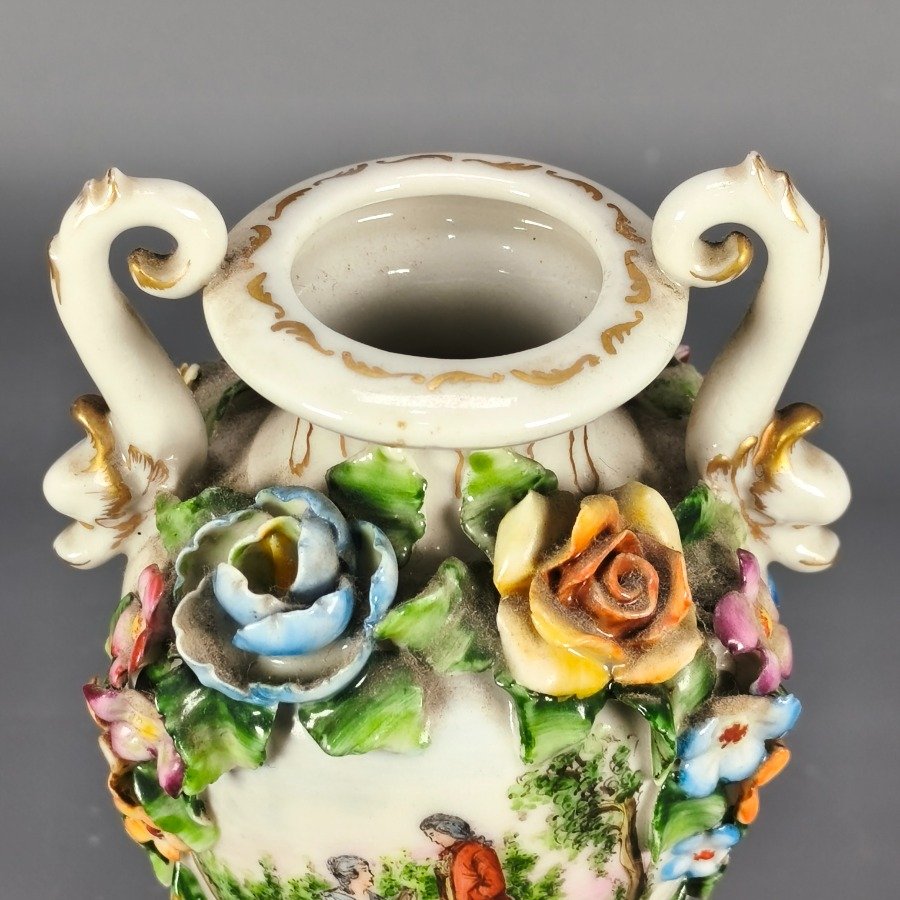 Vaso de porcelana con decoración floral y detalles pintados - imagen 10