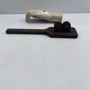 Afilador de Cuchillos Manual con Ruedas Metálicas y Mango de Madera - imagen 3