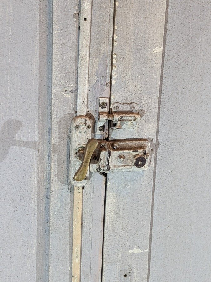 Puerta de garage con tres hojas vidriadas batientes y marco - imagen 12