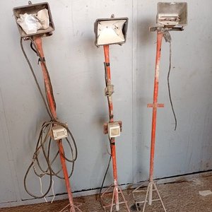 Lote anterior: 3 Focos de Pie con Estructura de Hierro Naranja, 1.40m de Alto