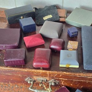 Lote de Cajitas y Joyeros Antiguos de Madera y Terciopelo - imagen 4