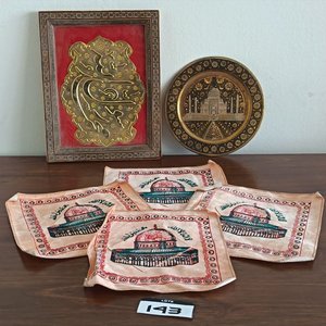 Lote siguiente: Cuadro Caligrafía Islámica Metálica, Plato Decorativo Taj Mahal y 4 Pañuelos Cúpula de la Roca