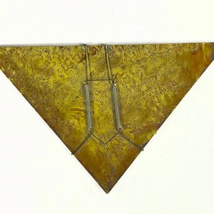 Placa Triangular Decorativa en Bronce Estilo Art Decó - imagen 3