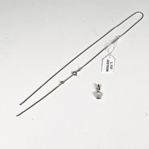 Lote siguiente: Cadena de Plata con Colgante de Piedra Lunar y Detalle de Avería