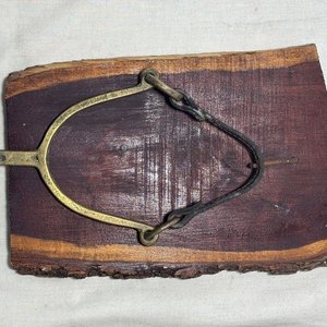 Adornos de Bronce: Espuela y Estribo Antiguos sobre Madera - imagen 5