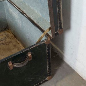 Baúl Antiguo de Viaje Verde con Herrajes Oxidados y Detalles Interiores - imagen 3