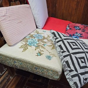 Lote de 16 Almohadones Variados: Diseños Florales, Geométricos y Patchwork - imagen 4
