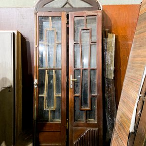 Dos Portadas de Madera y Vidrio con Detalle Arquitectónico - imagen 2