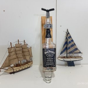 4 Piezas Decorativas: Dispensador Jack Daniel's con Vaso Shot y 2 Maquetas de Barcos - imagen 2