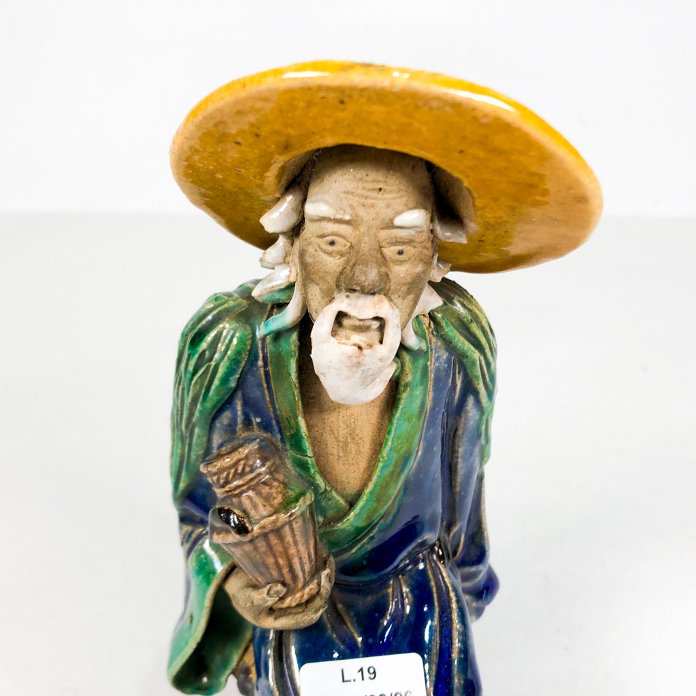 Figurita en cerámica oriental con sombrero amarillo - imagen 2