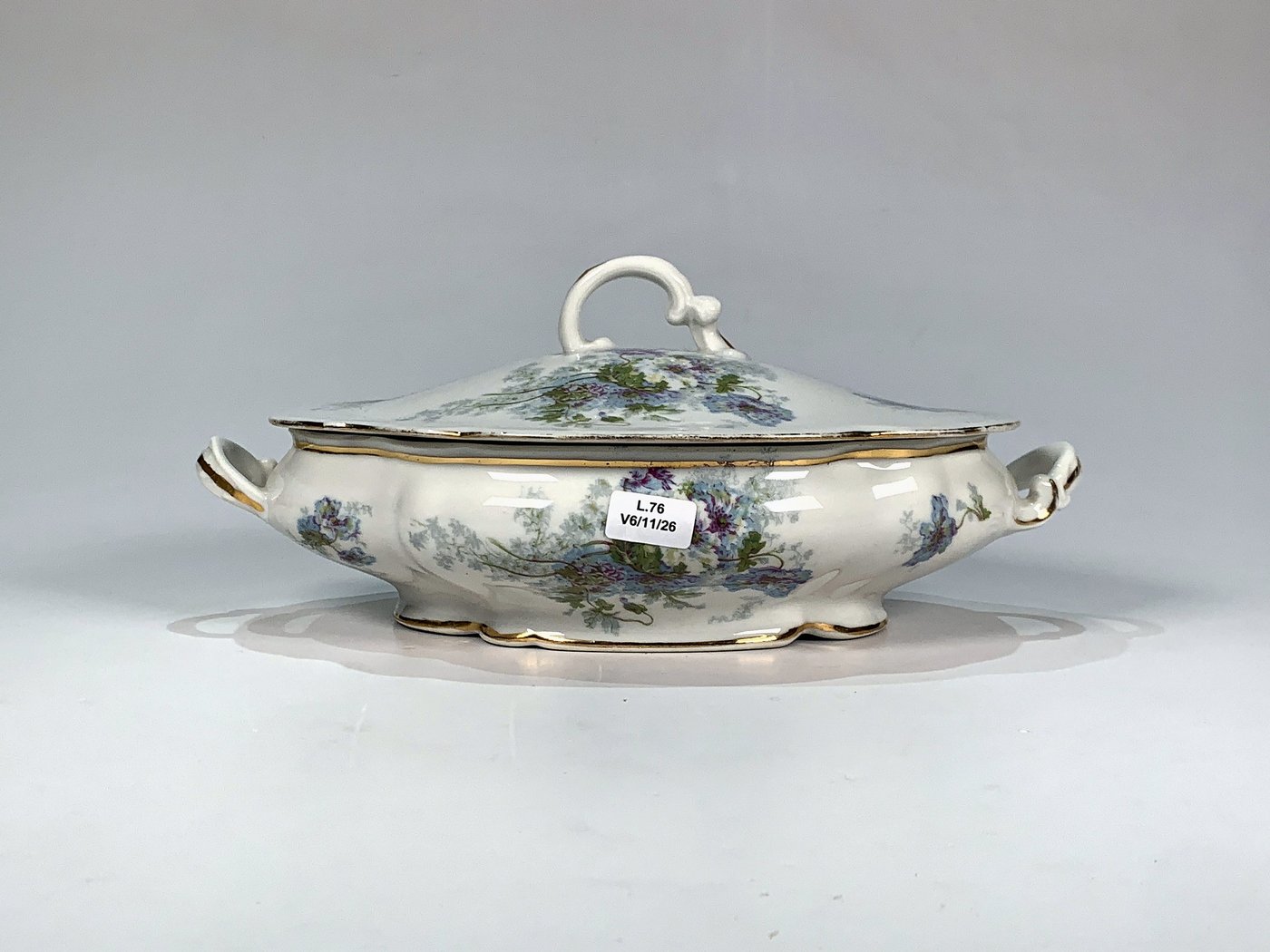 Guisera de Porcelana Limoges Blanca con Decoración Floral y Asas