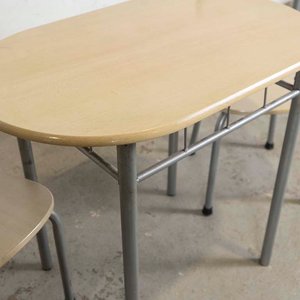 Mesa Desayunador con Dos Sillas Tapizadas - imagen 3