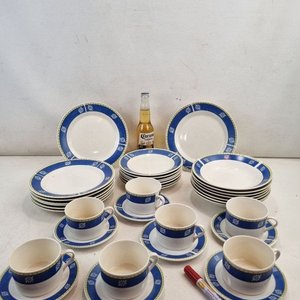 Lote anterior: Juego de Vajilla de Cerámica Decorada Azul y Amarillo - 36 Piezas